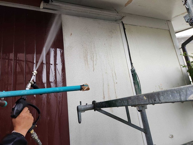 甲府市　外壁塗装工事　軒天材張り替え　雨樋部分交換